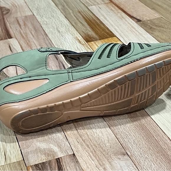 Retro Women’s Closed Toe Sandals - Picture 5 of 5